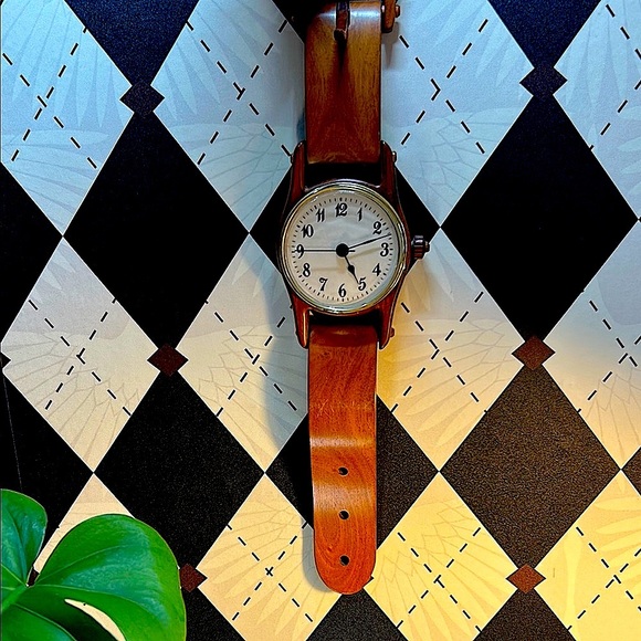 Vintage Wooden Desk Clock – Unique Wristwatch Design - Picture 5 of 12